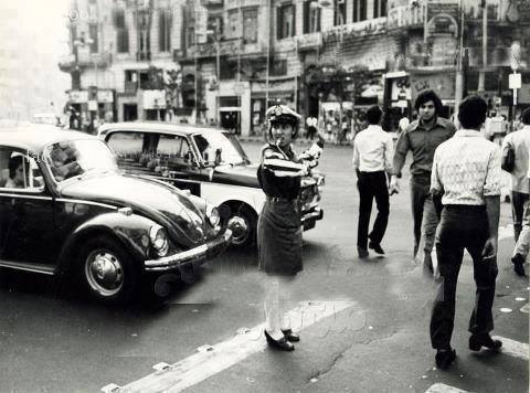 In the 1960s, a female traffic officer directing traffic on the streets of Cairo. Photo: Egyptian Streets.
